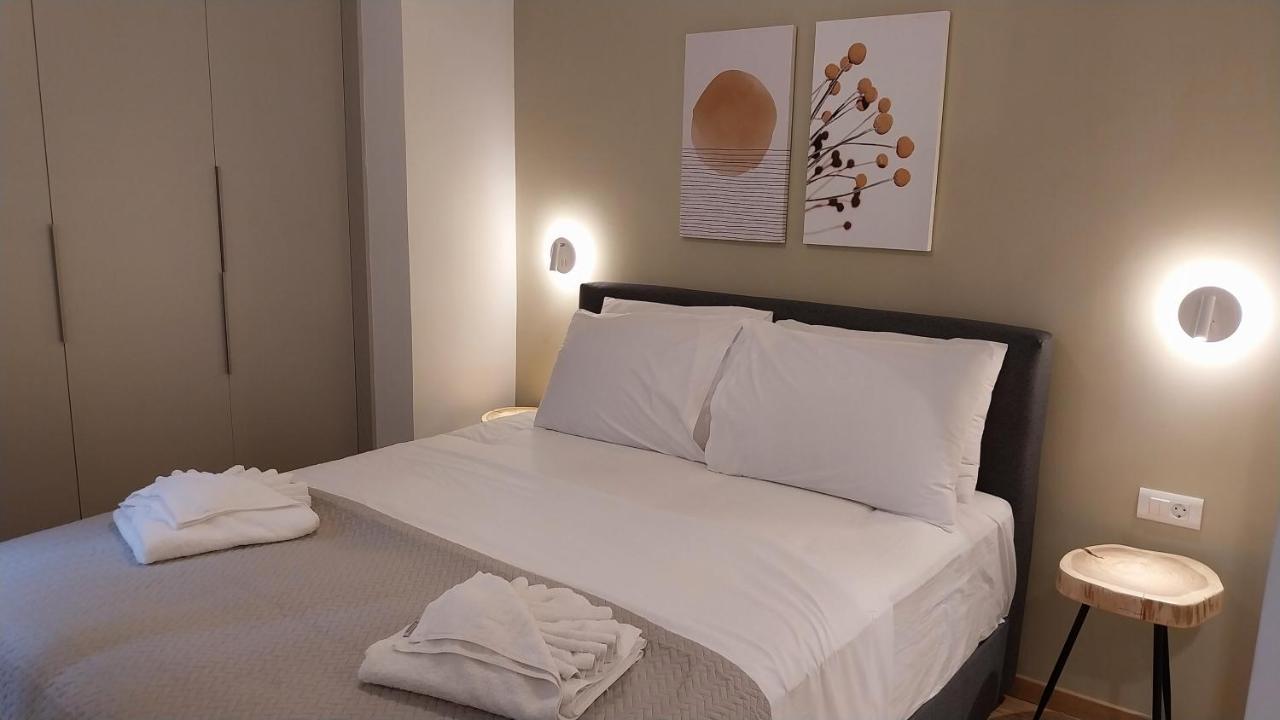 Uni Island - City Heart Suites Heraklion  Bagian luar foto