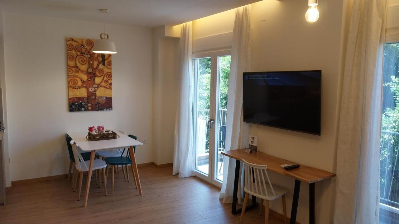 Uni Island - City Heart Suites Heraklion  Bagian luar foto