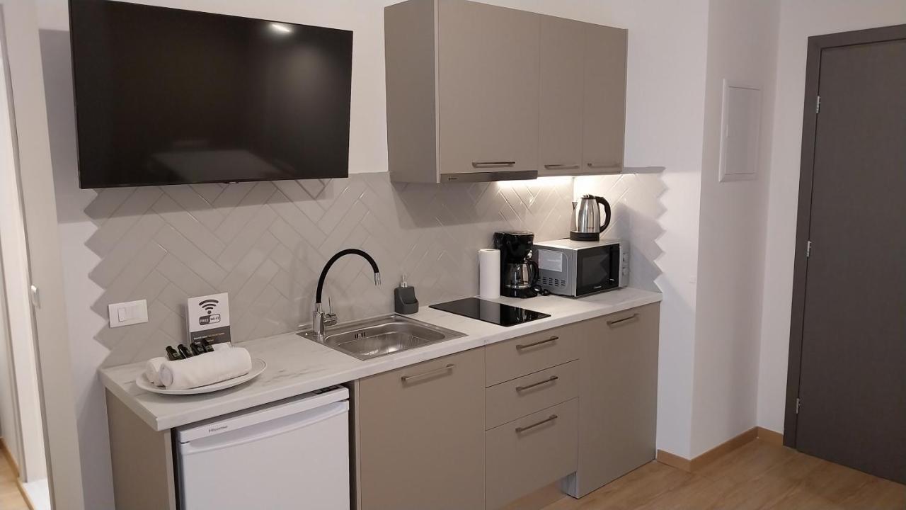 Uni Island - City Heart Suites Heraklion  Bagian luar foto