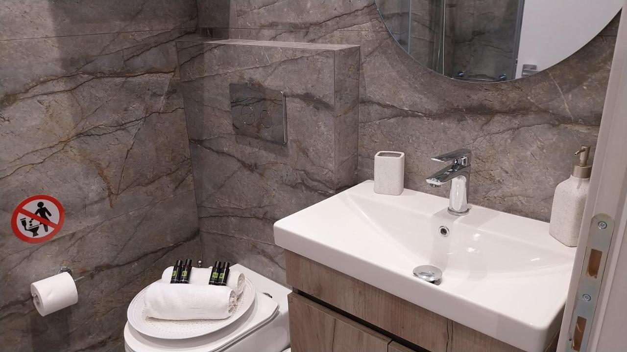 Uni Island - City Heart Suites Heraklion  Bagian luar foto