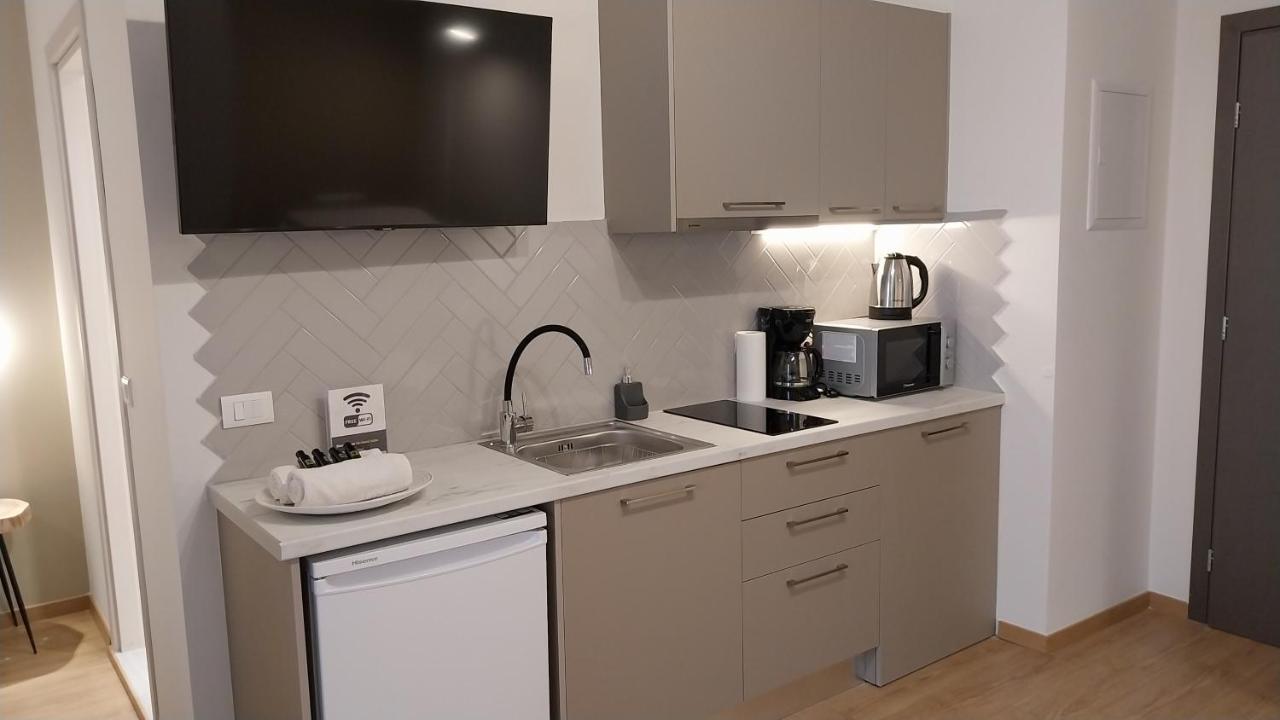 Uni Island - City Heart Suites Heraklion  Bagian luar foto