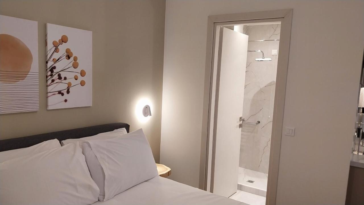 Uni Island - City Heart Suites Heraklion  Bagian luar foto