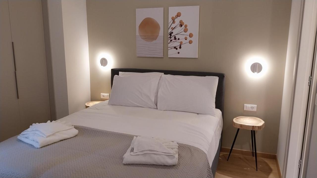 Uni Island - City Heart Suites Heraklion  Bagian luar foto