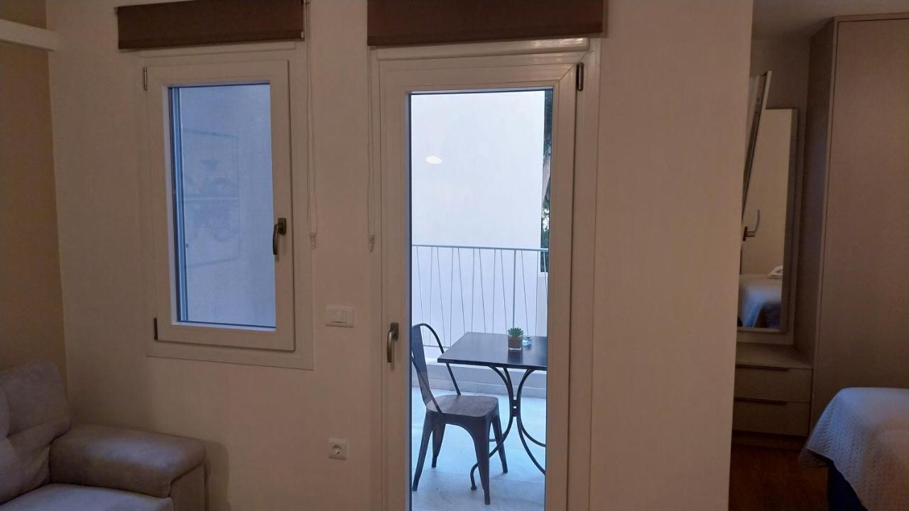 Uni Island - City Heart Suites Heraklion  Bagian luar foto