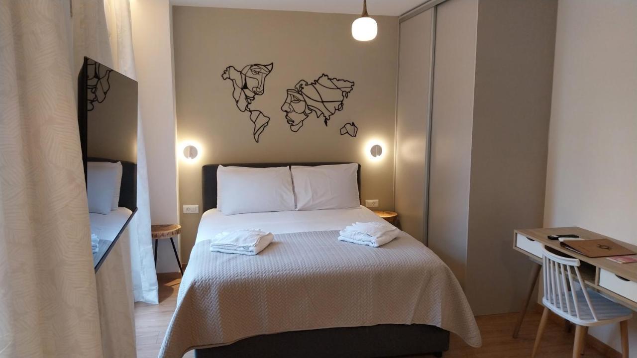 Uni Island - City Heart Suites Heraklion  Bagian luar foto