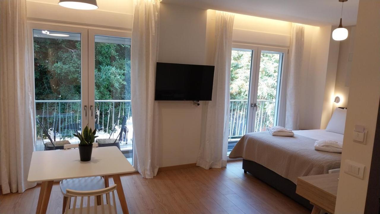 Uni Island - City Heart Suites Heraklion  Bagian luar foto