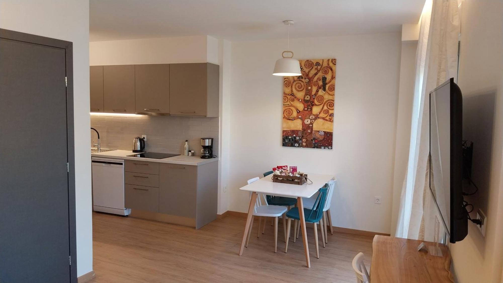 Uni Island - City Heart Suites Heraklion  Bagian luar foto