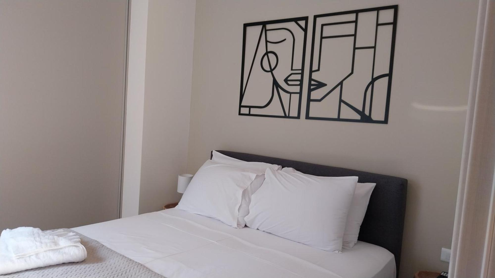 Uni Island - City Heart Suites Heraklion  Bagian luar foto