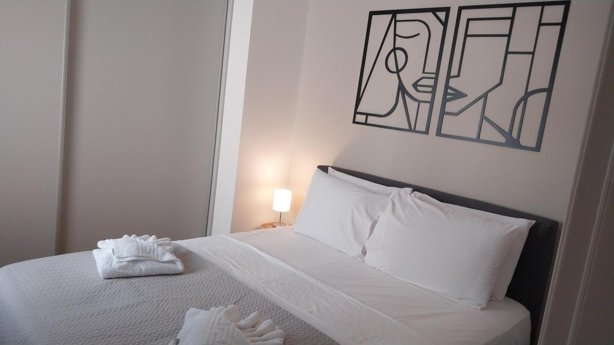 Uni Island - City Heart Suites Heraklion  Bagian luar foto
